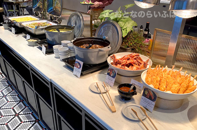 温かい料理のブッフェ台