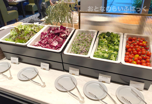 朝食のブッフェ台