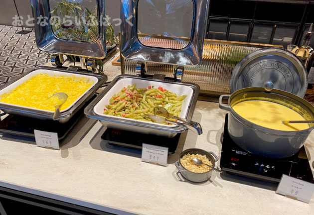 温かい料理、コーンスープ、パスタ、スクランブルエッグ