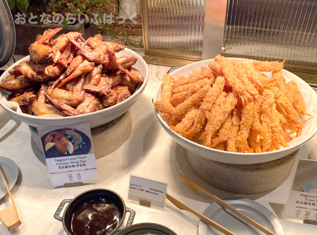 名古屋名物料理、海老フライと手羽先