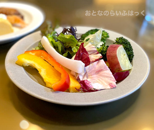 皿に盛り付けたサラダ