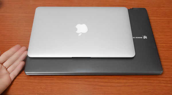 LB-F531とMacBook Air 11インチの大きさを比較した