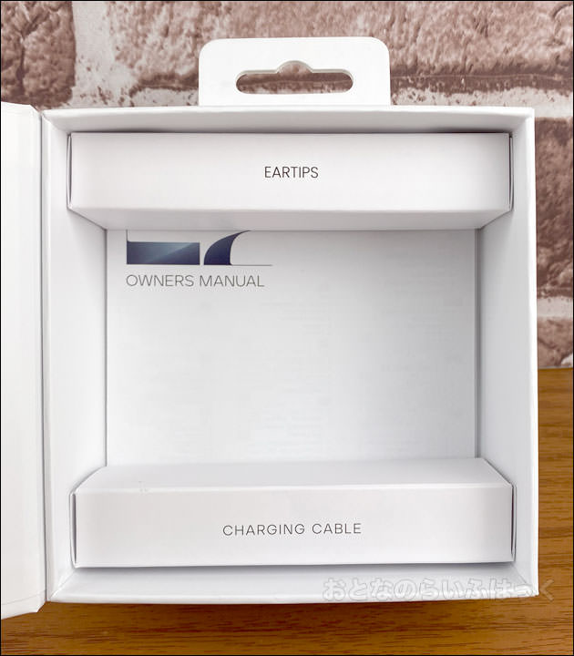 本体の下に付属品が入っている