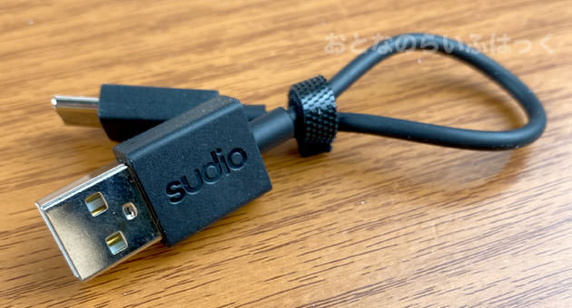 USBケーブルはSudioのロゴ入り