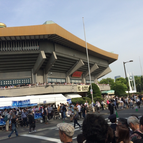 ポールとオーディエンスの壮大なコミュニケーション ポール マッカートニー15年日本武道館公演 庭を歩いてメモをとる ポールとオーディエンスの壮大なコミュニケーション ポール マッカートニー15年日本武道館公演 庭を歩いてメモをとる