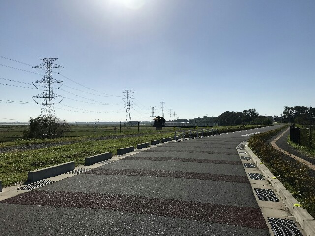 利根川沿いの道路