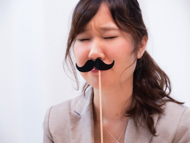 ヒゲ・うぶ毛をつける女性