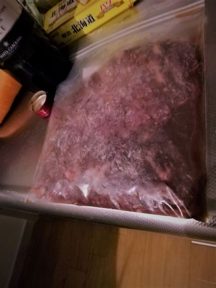 牛肉をワインに浸ける