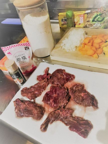牛肉から水分を取り除く。