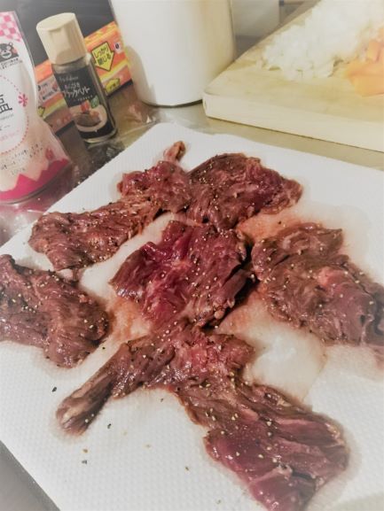 牛肉に塩胡椒。簡単だがしっかりとかける。
