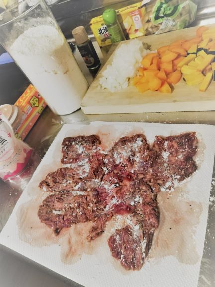 牛肉に小麦粉。簡単だが丁寧にまんべんなく。