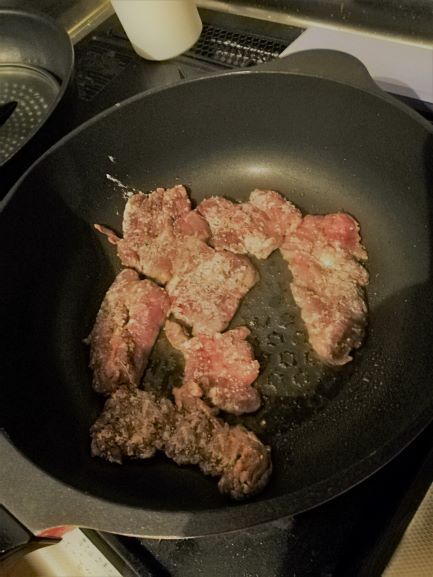 牛肉の表面だけ焼く。