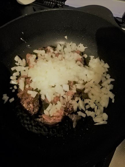 牛肉に玉ねぎを投入。