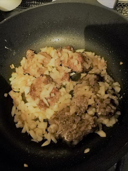 玉ねぎをしっかりと炒める。簡単だがおいしい料理にするために大事なプロセス。