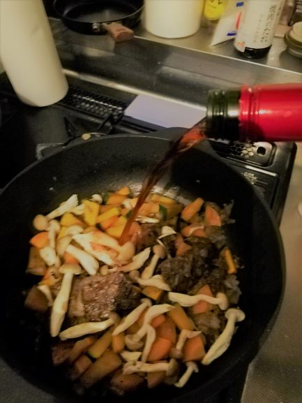 ワインを入れて牛肉と野菜をしっかり煮込んでいく。
