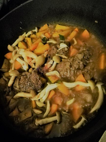 牛肉をワインで煮込む。