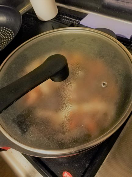 蓋をしてワインでしっかり煮込んでいく。渋みを取る工夫がおしゃれ。