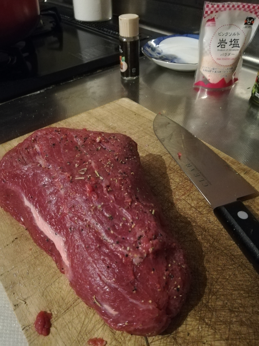 牛肉に塩胡椒する