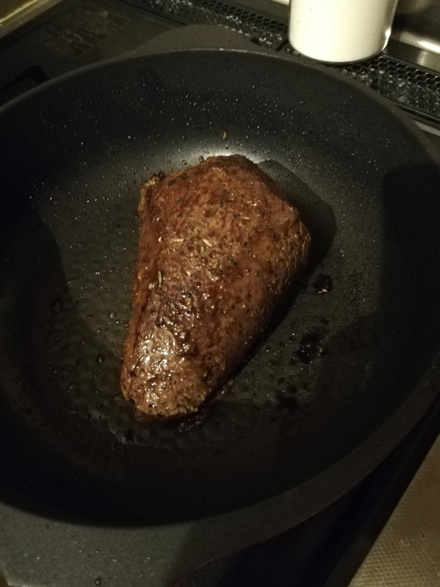 牛肉の表面を焼いてメイラード反応を起こさせる