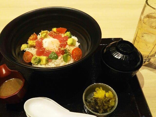 ごはん。まぐろとアボカドの丼（名前忘れた）