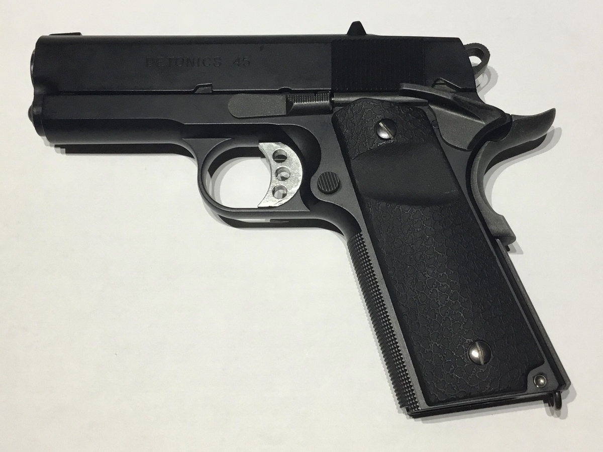 メグレの拳銃 LAR グリズリー - Wikipedia