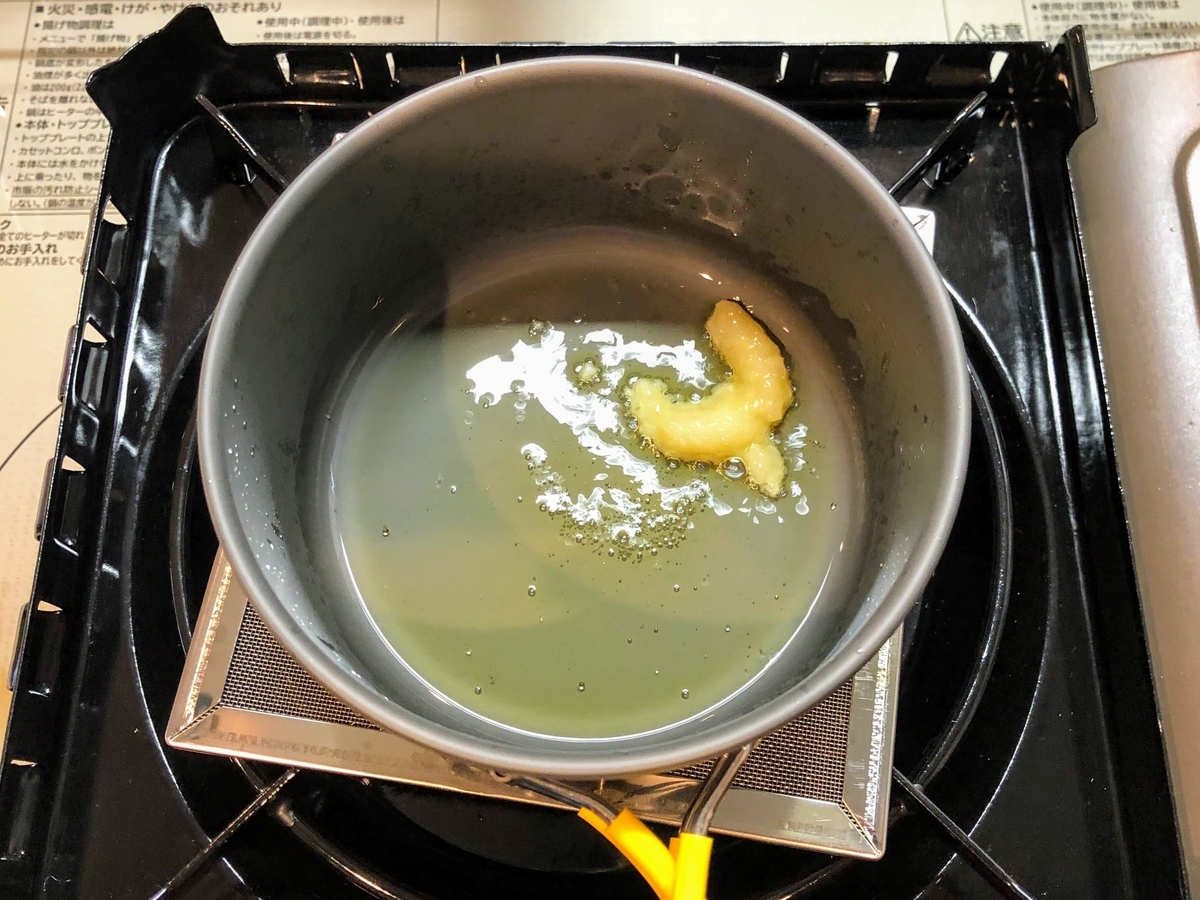 オリーブオイルでニンニクを炒める