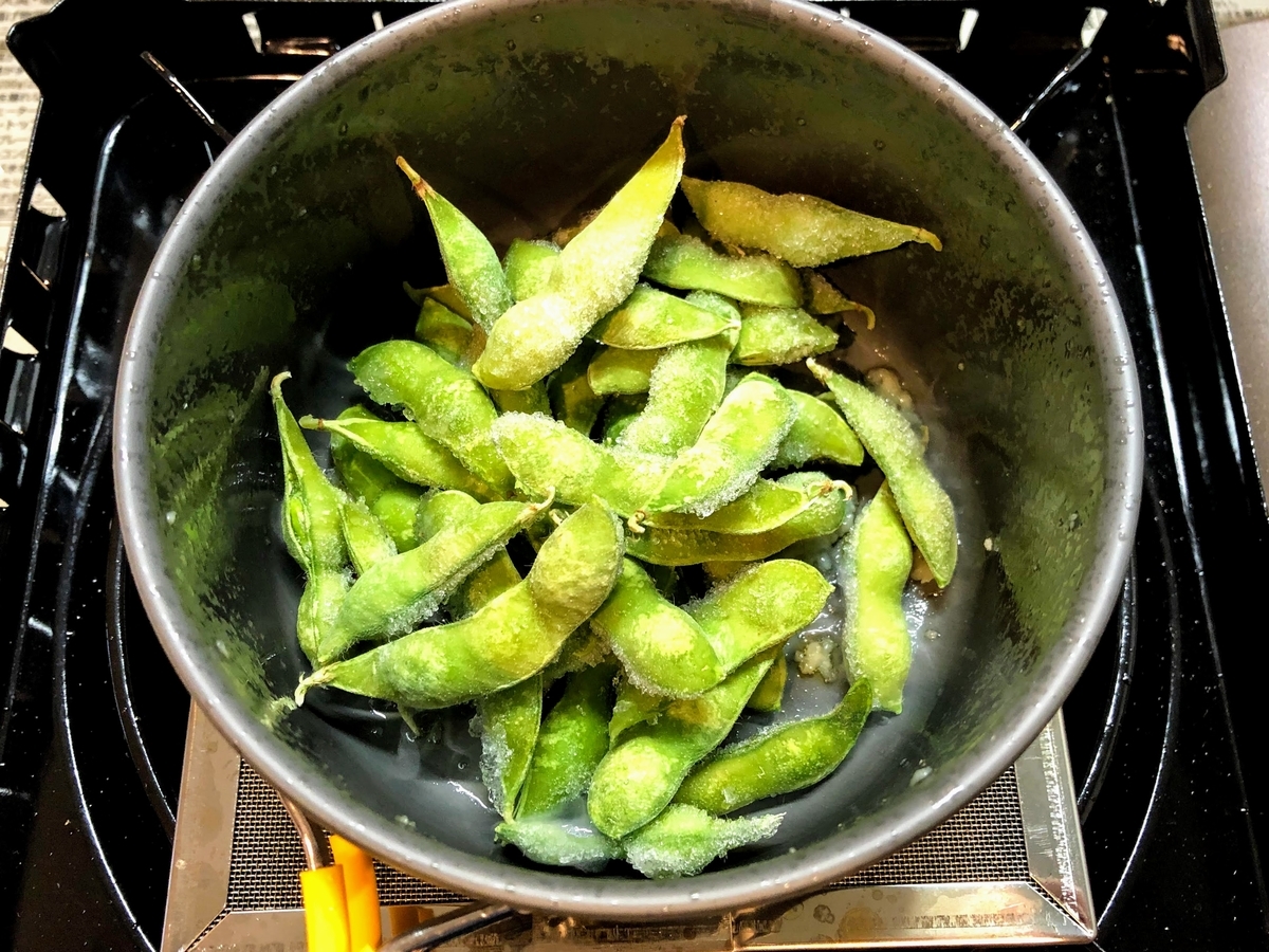 冷凍枝豆を投入