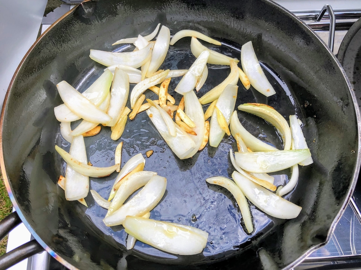 たまねぎとにんにくを炒める