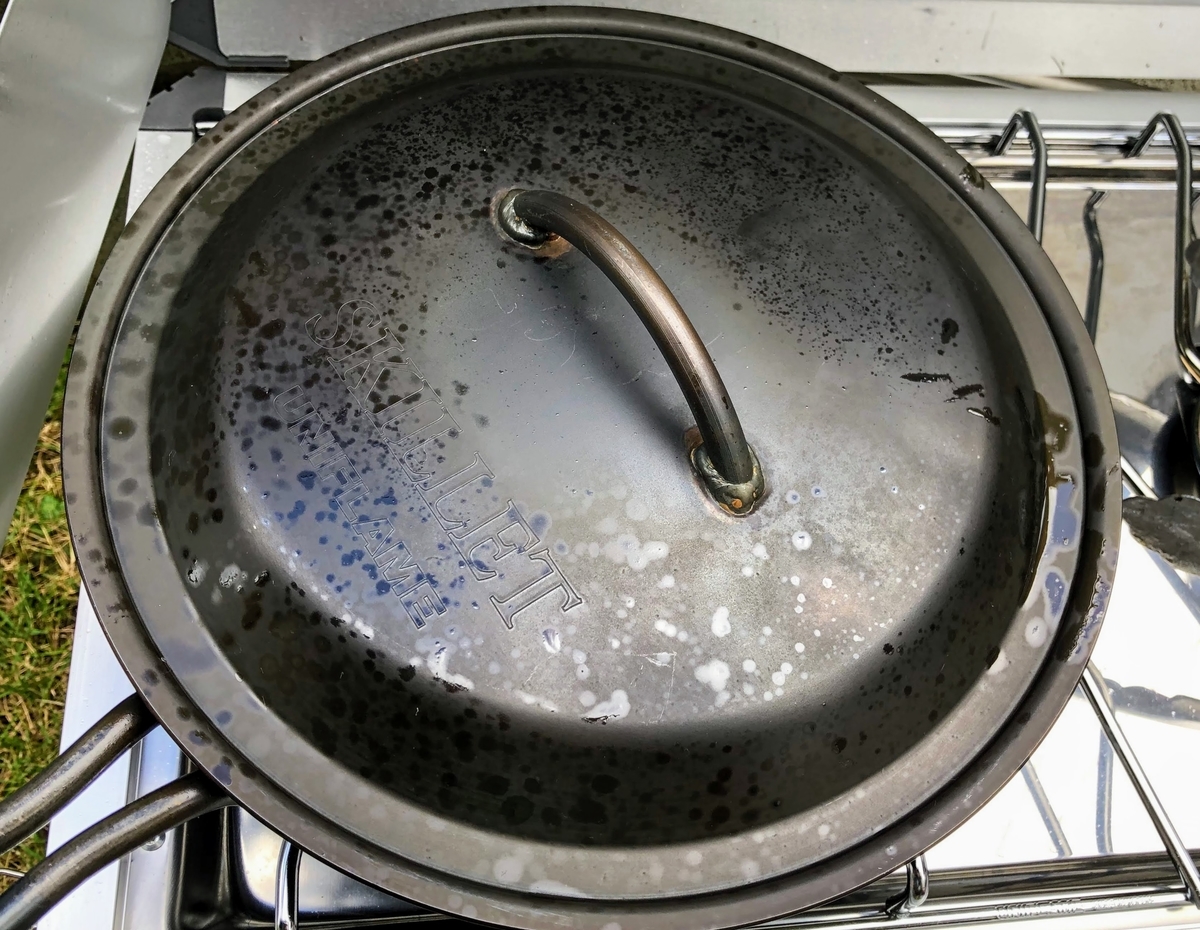 白ワインと水を加え、フタをして煮込む
