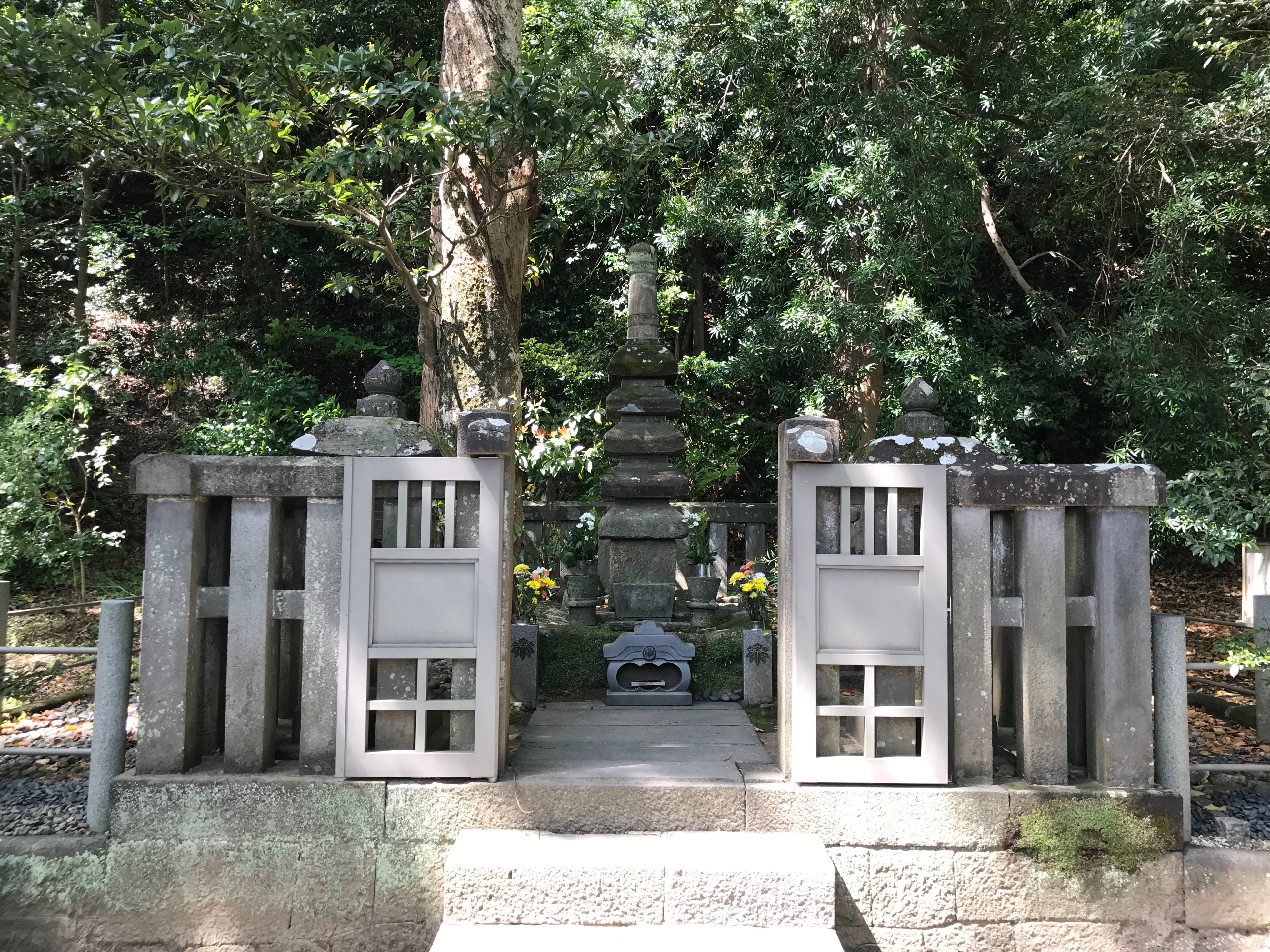 源頼朝の墓と白旗神社 神奈川 鎌倉 H Kikuchi Net