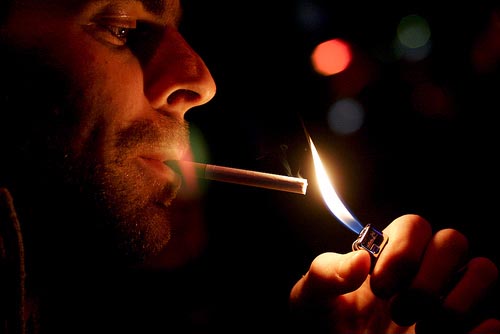 たばこを吸う就活生