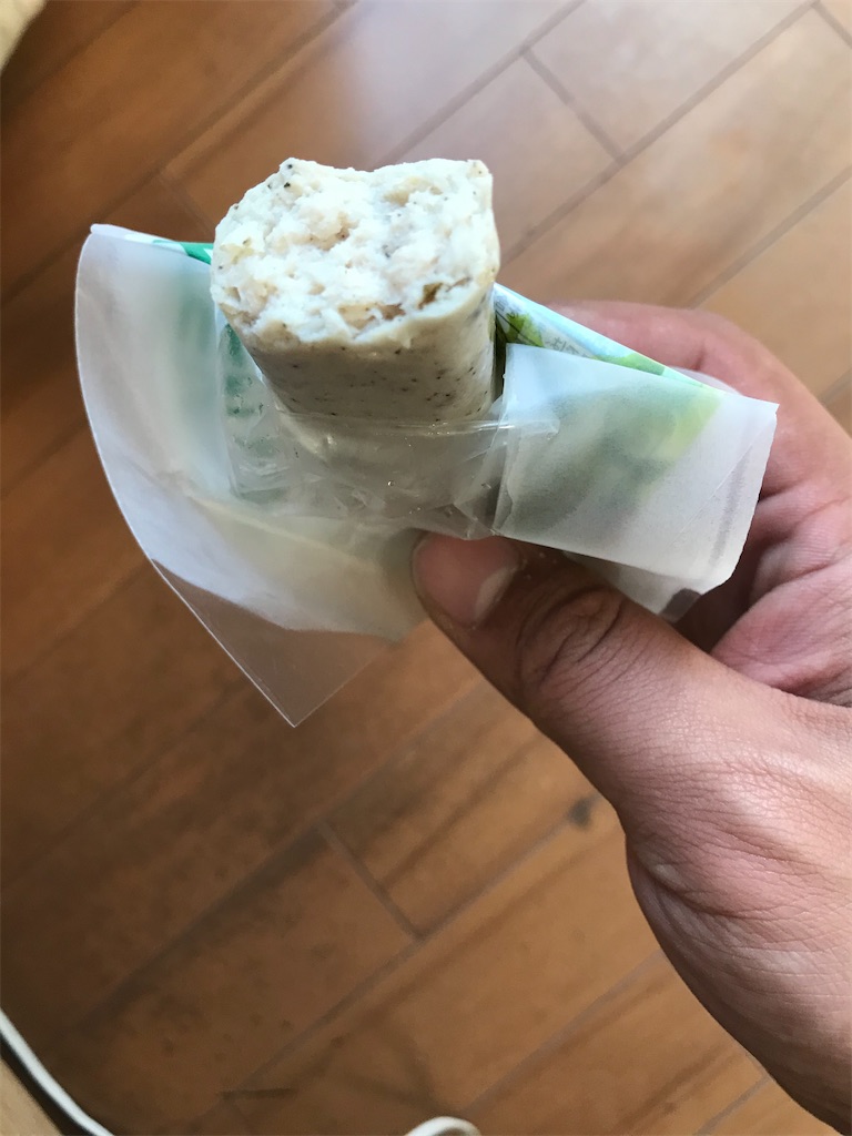セブンイレブンのサラダチキンバー バジル オリーブ はプライムハイボールで食べる 家飲みのおつまみをコンビニで買う