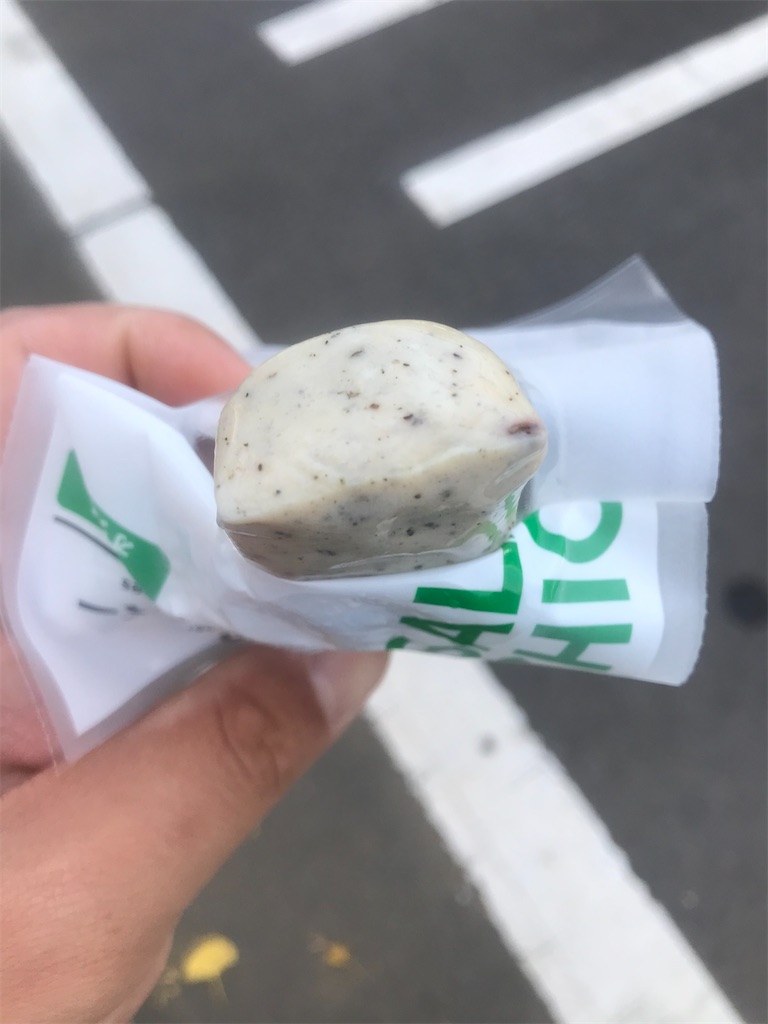 セブンイレブン サラダチキンバー バジル オリーブ は赤ワインに合う 家飲みのおつまみをコンビニで買う