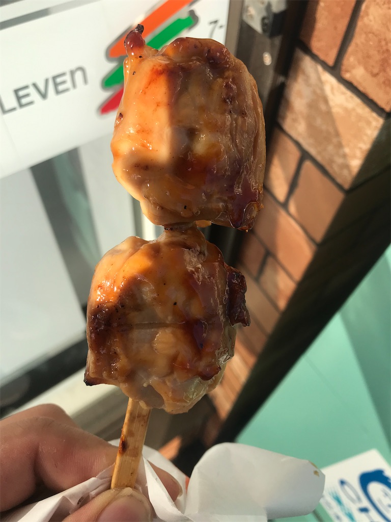 セブンイレブン 鶏もも炭火焼串 はかなりボリュームある 家飲みのおつまみをコンビニで買う セブンイレブン 鶏もも炭火焼串 はかなりボリュームある 家飲みのおつまみをコンビニで買う