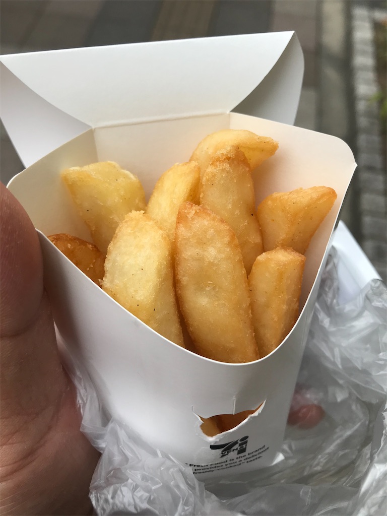 セブンイレブン フライドポテト はなかなかジャンク 家飲みのおつまみをコンビニで買う