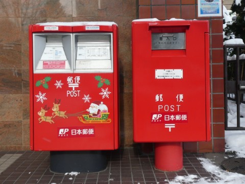 札幌大通郵便局前・クリスマスラッピングポスト