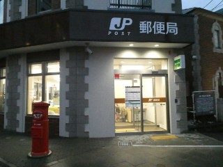 小樽堺町郵便局前丸型ポスト写真