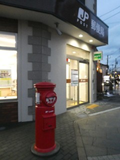 小樽堺町郵便局前丸型ポスト写真