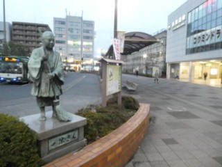 新田辺駅前・一休さん像写真