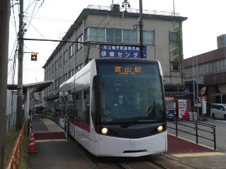 南富山駅、富山地方鉄道・T100形車両