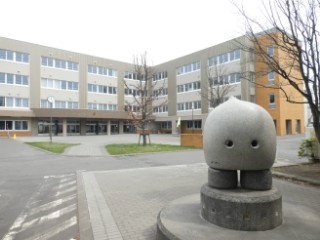 信濃小学校彫刻・DONGURI写真