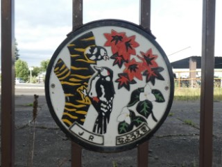 名寄駅・デザインマンホール風プレート写真