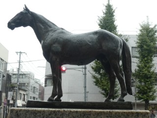 目黒競馬場跡碑(トウルヌソル像)写真