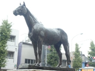 目黒競馬場跡碑(トウルヌソル像)写真