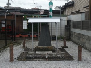 コロボックルの碑写真