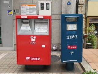 青ポスト・大阪淡路町郵便局前