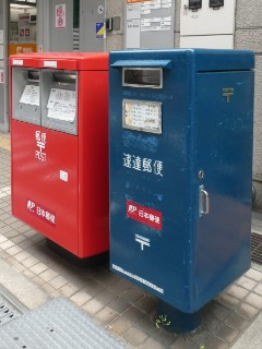 青ポスト・大阪淡路町郵便局前