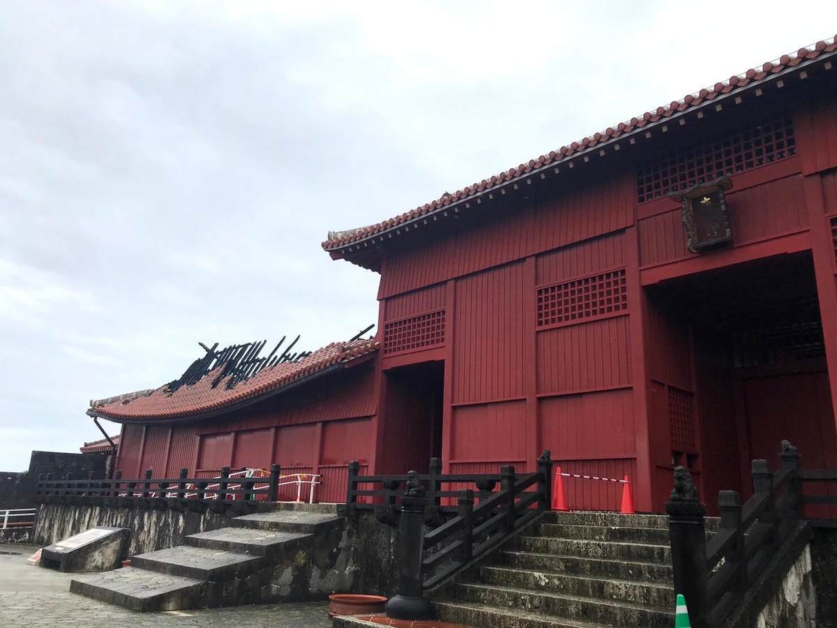 火災から間もない首里城の様子