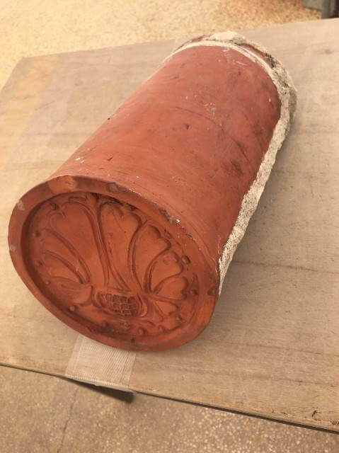 首里城赤瓦漆喰はがしボランティアの写真