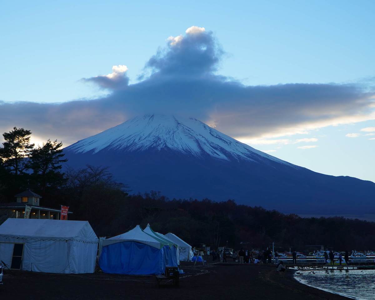 山中湖からみる帽子をかぶった富士山